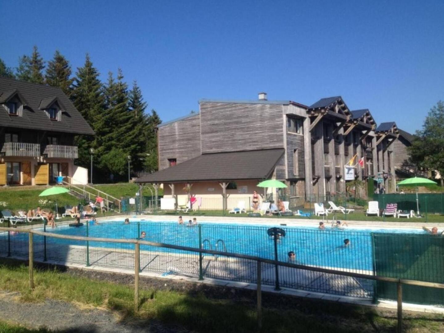 Appartement Dans Station Super Besse 4Ou5 Pers Piscine Extérieur photo