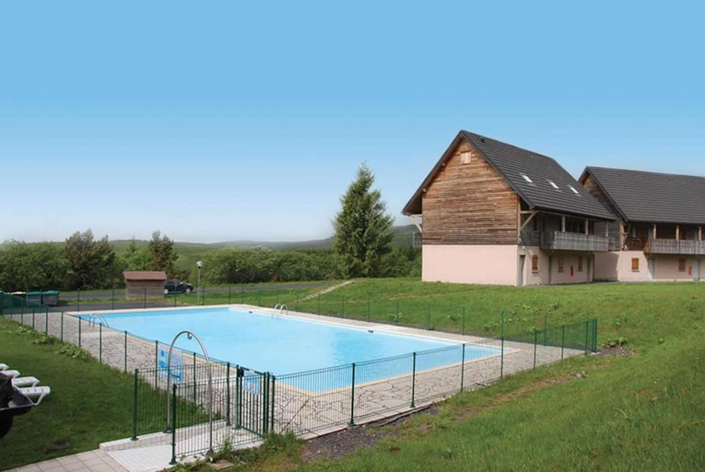 Appartement Dans Station Super Besse 4Ou5 Pers Piscine Extérieur photo